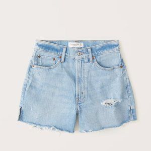Abercrombie the 4 in. Mom Short High Rise Curve Love Light Wash Size 32/14